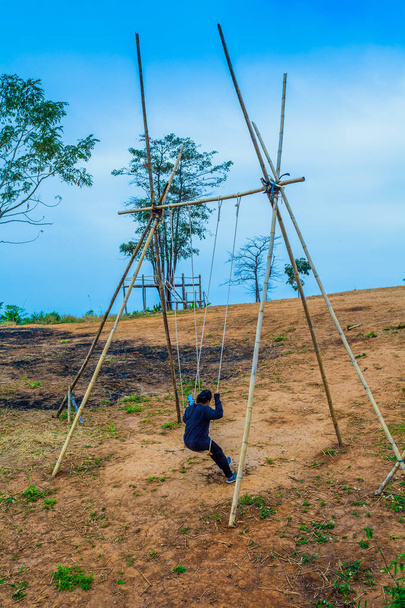 El mirador Doi Sango se encuentra en la alta y gran montaña no muy lejos del mirador dorado de tres ángulos. Doi Sango tiene cabañas de bambú etapa de bambú para acampar puente de bambú y columpio de bambú
 - Foto, Imagen