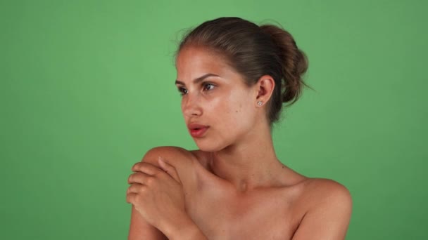 Vonzó fiatal nő, tökéletes bőr elegánsan pózol zöld háttér - Felvétel, videó