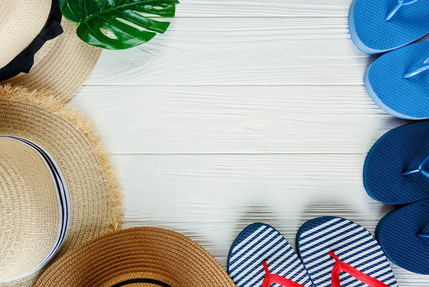 Stro hoeden met lint en strik op witte achtergrond. Instellen van strand hoeden zomer accessoire, close-up, bovenaanzicht, kopiëren van de ruimte. Reizen, verkoop concept - Foto, afbeelding