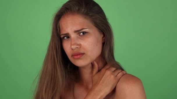 Hermosa mujer joven que tiene dolor de espalda posando en chromakey
 - Metraje, vídeo