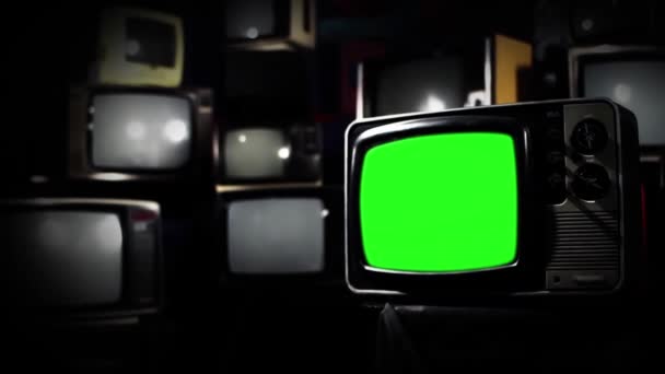 Écran Tv Vert Vintage avec beaucoup de 1980S Tvs. Prêt à remplacer l'écran vert avec toutes les images ou images que vous voulez. Vous pouvez le faire avec l'effet Keying (Chroma Key) dans Adobe After Effects ou tout autre logiciel de montage vidéo. Full HD
.  - Séquence, vidéo