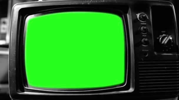Régi Tv zöld képernyő. Fekete-fehér hang. Kész arra, hogy cserélje ki a zöld képernyő felvétel vagy képet szeretne. Meg tudod csinálni a beírása (Chroma Key) hatása az Adobe After Effects vagy más video szerkesztés szoftver. Full Hd.  - Felvétel, videó