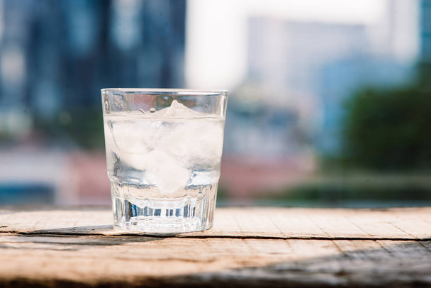 Szklanką wody i lodu na stole - zimny filtr - Zdjęcie, obraz