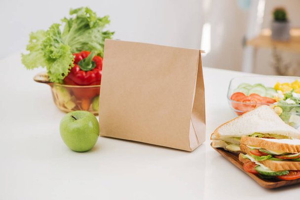 Lunchzak met broodje en fruit - Foto, afbeelding