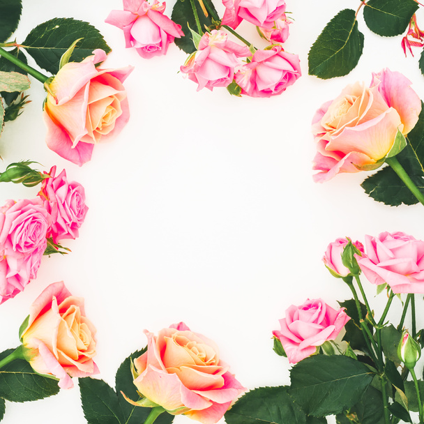 Цветочный круглый узор с розами, лепестками и листьями на белом фоне. Плоский, вид сверху
. - Фото, изображение