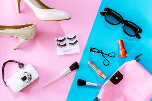 Accessoires et chaussures pour femmes avec ensemble cosmétique sur fond rose
 - Photo, image