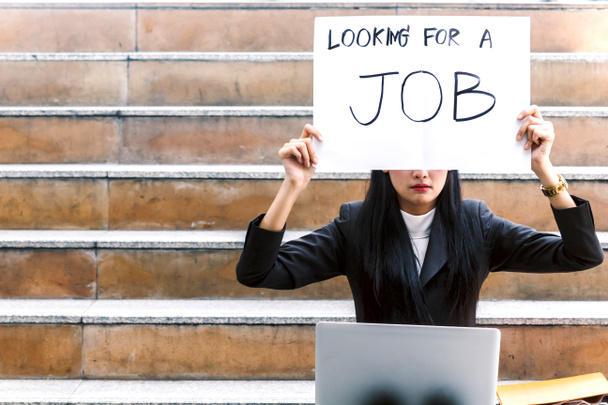 Деловая женщина с табличкой "Ищу работу"
 - Фото, изображение