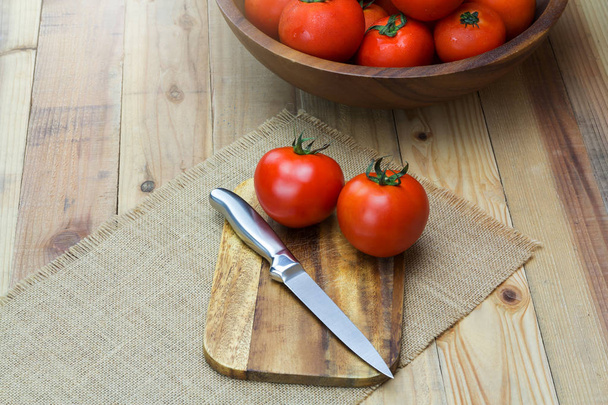 Closeup Fresh ripe tomatoes on wood background - Foto, Imagem