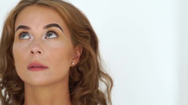 Make-up-Artist macht Make-up Augen für junge Frauen. Visagist appliziert Lidschatten Kosmetikpinsel, um Gesicht Make-up-Modell im Schönheitsstudio. Schönheits- und Stilkonzept. - Filmmaterial, Video