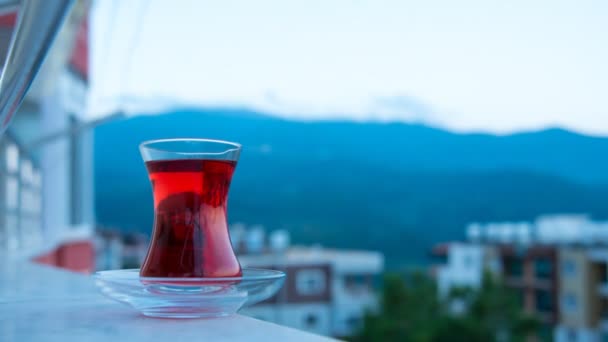 Reflexión y luz de la taza de té turca del cielo durante el atardecer de día a noche caducan en Turquía, Iskenderun. Inclinación hacia abajo movimiento timelapse
. - Metraje, vídeo