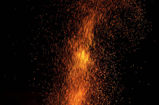 Костер искры в темном небе ночью, мелкий фокус
 - Фото, изображение