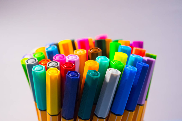 pennarelli colorati sulla scrivania - Foto, immagini