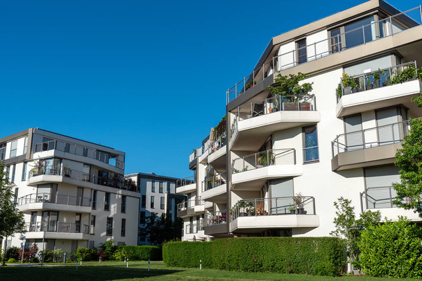 ミュンヘン,ドイツで見られる青い空の新しいアパート - 写真・画像