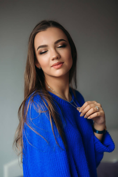 Model closed her eyes to show her makeup - Фото, зображення