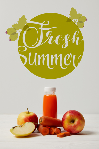Butelka z detox smoothie z jabłek i marchwi na napis biały drewnianych powierzchni, świeże letnie - Zdjęcie, obraz