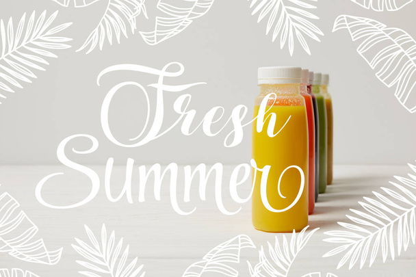 smoothies desintoxicação orgânica em garrafas de pé em fileira, inscrição de verão fresco
 - Foto, Imagem