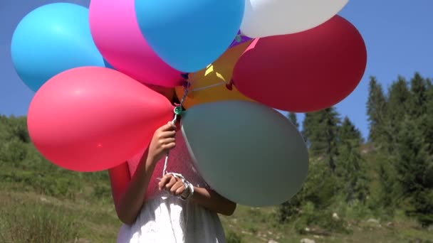 4K Girl Playing Balloons Hide and Seek in Park, Child Portrait Looking in Camera - Video, Çekim