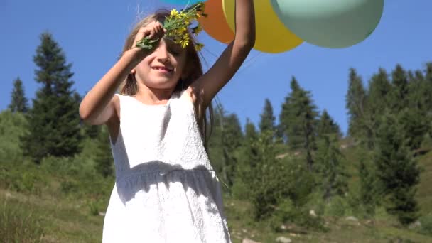 4K Girl Playing with Balloons in Park, Child Offering you a Bouquet of Flowers - 映像、動画