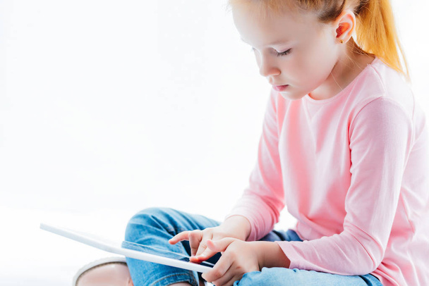 обрезанный снимок красивой рыжей девочки с помощью цифрового планшета
 - Фото, изображение