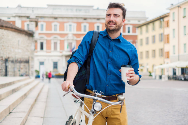 Koncepcja życia, transportu i ludzi, młody człowiek jazdy na rowerze w mieście - Zdjęcie, obraz