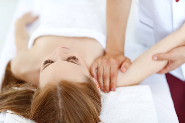 красива дівчина насолоджується масажем і спа-процедурами
 - Фото, зображення