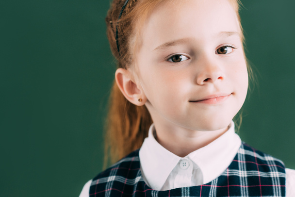 Close-up portret van mooie kleine roodharige schoolmeisje camera kijken - Foto, afbeelding