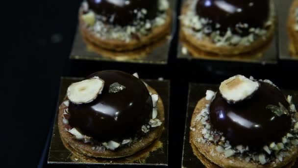 Πανόραμα μακροεντολή σε μικρά στρογγυλά γλυκά σοκολάτας - Πλάνα, βίντεο