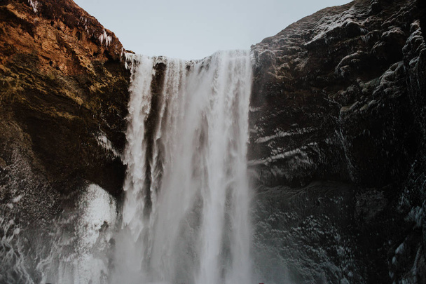 ein Bild des berühmten Wasserfalls Seljalandsfoss in Island mitten im Winter. - Foto, Bild