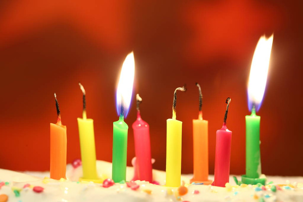Otto candele di compleanno da vicino, dof superficiale
 - Foto, immagini