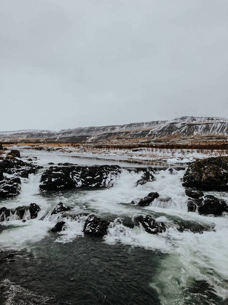 Bir şelale ile lots-in taş Snaefellsnes, İzlanda - Fotoğraf, Görsel