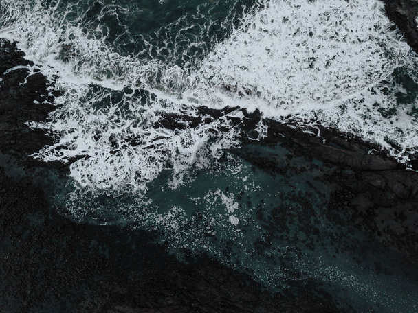 Stokksnes、アイスランド、直接フォーム上で波のドローン キャプチャ. - 写真・画像