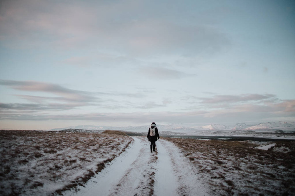 Stokksnes、アイスランドで雪の覆われたパス上を歩く人. - 写真・画像