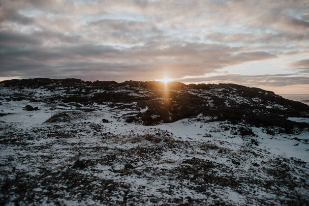 A hóval borított táj, a naplemente, Stokksnes, Izland. - Fotó, kép