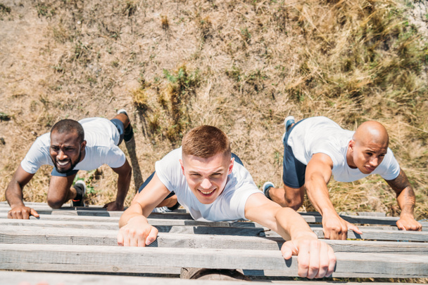 pohled mnohonárodnostní vojáků cvičí v překážce spustit v rozsahu - Fotografie, Obrázek