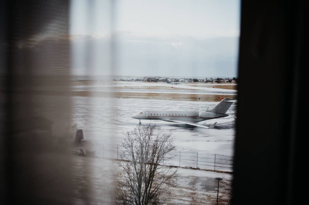 Guardando fuori dalla finestra di un hotel su un aereo a Reykjavik, Islanda
. - Foto, immagini