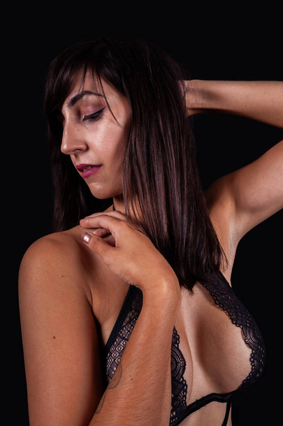 Donna sexy è in posa su uno sfondo nero
 - Foto, immagini
