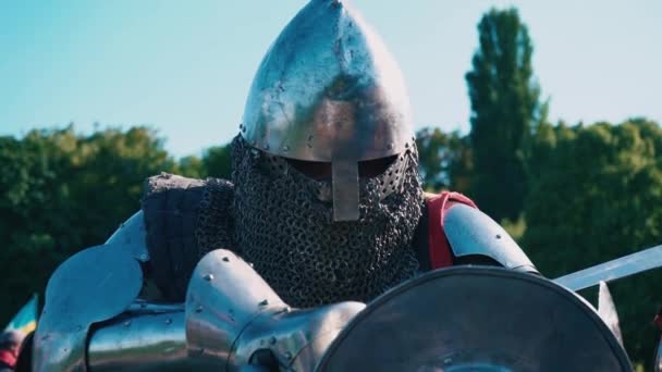 騎士トーナメント。戦いの前に騎士。鉄鎧の男 - 映像、動画