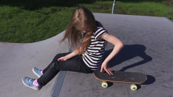 Mädchen entspannt mit Skateboard auf Rampe - Filmmaterial, Video