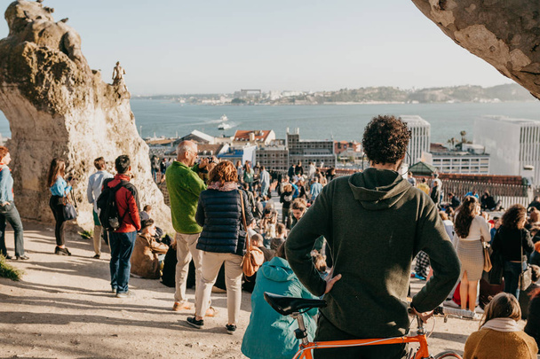 Lisboa, 01 de maio de 2018: Muitos jovens da população local, turistas e migrantes na plataforma de observação da cidade, que é um ponto de encontro para os jovens e comunicação entre eles
 - Foto, Imagem