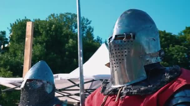 騎士トーナメント。戦いの前に騎士。青空に手に剣と鉄鎧の男 - 映像、動画
