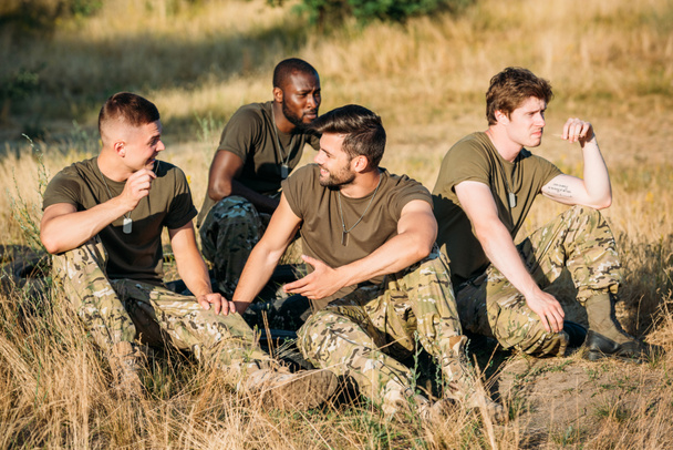 monirotuinen nuoria sotilaita sotilaallinen yhtenäinen lepää kantaman
 - Valokuva, kuva