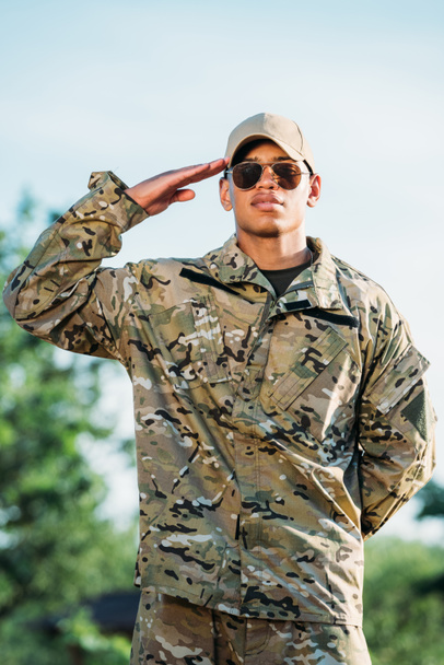 portrait of african american soldier in military uniform, cap and sunglasses - Foto, Bild