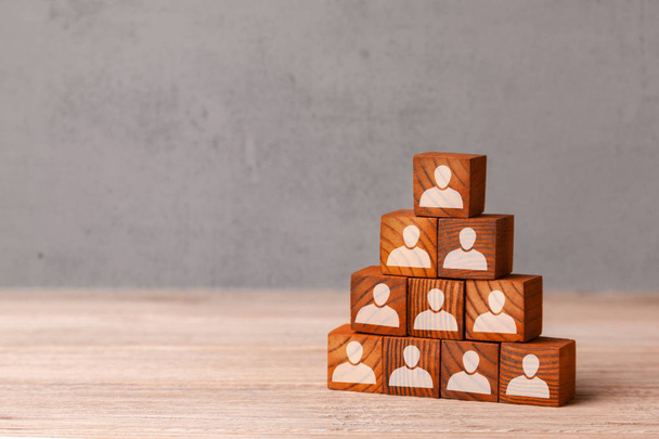 Gebouw team. De leider bouwt piramide van kubussen met werknemers. Recruitment concept. Kopiëren van ruimte  - Foto, afbeelding