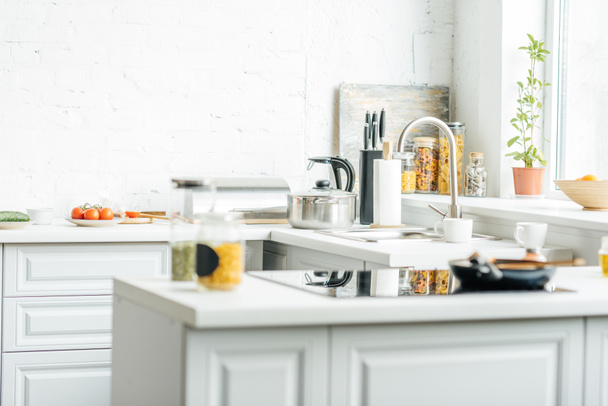 boş modern beyaz mutfak masasında çeşitli nesnelerle iç - Fotoğraf, Görsel
