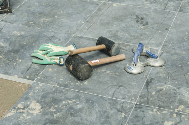 herramientas de pavimentación y grandes piedras de la calle
 - Foto, Imagen