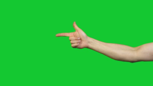 Gest mężczyzna pistolet na zielonym tle - Materiał filmowy, wideo