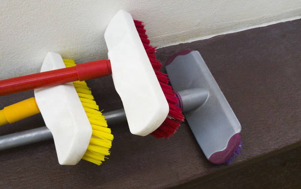 Escovas de limpeza coloridas de toalete
 - Foto, Imagem