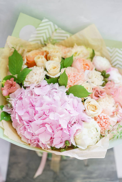 szép tavaszi csokor. virágkötészeti pünkösdi rózsa és Hortenzia. Színe világos rózsaszín. Virágbolt, egy kis családi vállalkozás fogalma - Fotó, kép