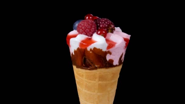 Лісове фруктове морозиво в конусі, що обертається на чорному тлі. 4k
 - Кадри, відео