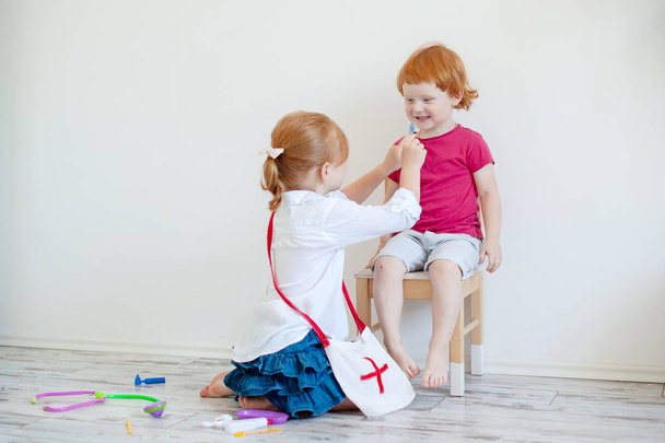 Children play doctor and patient - Φωτογραφία, εικόνα